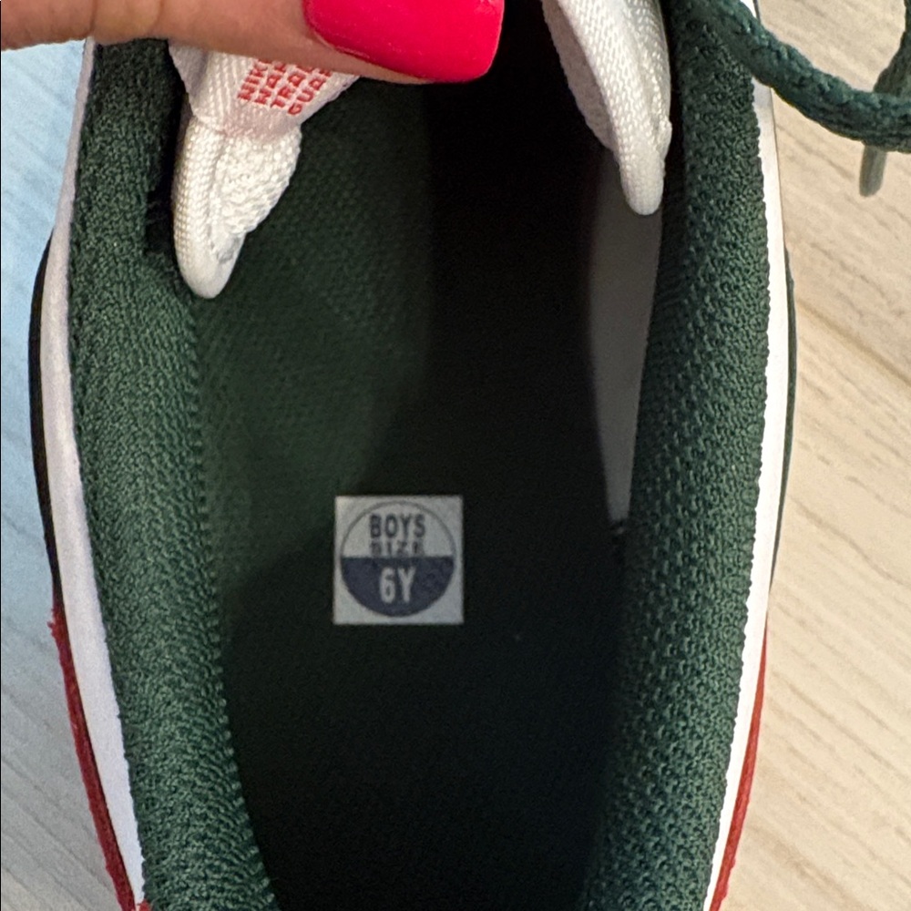 Nike dunks - dark green with red - Picture 5 of 5